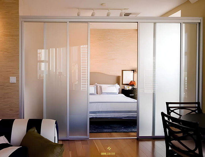 cửa lùa kính chia đôi phòng ngủ